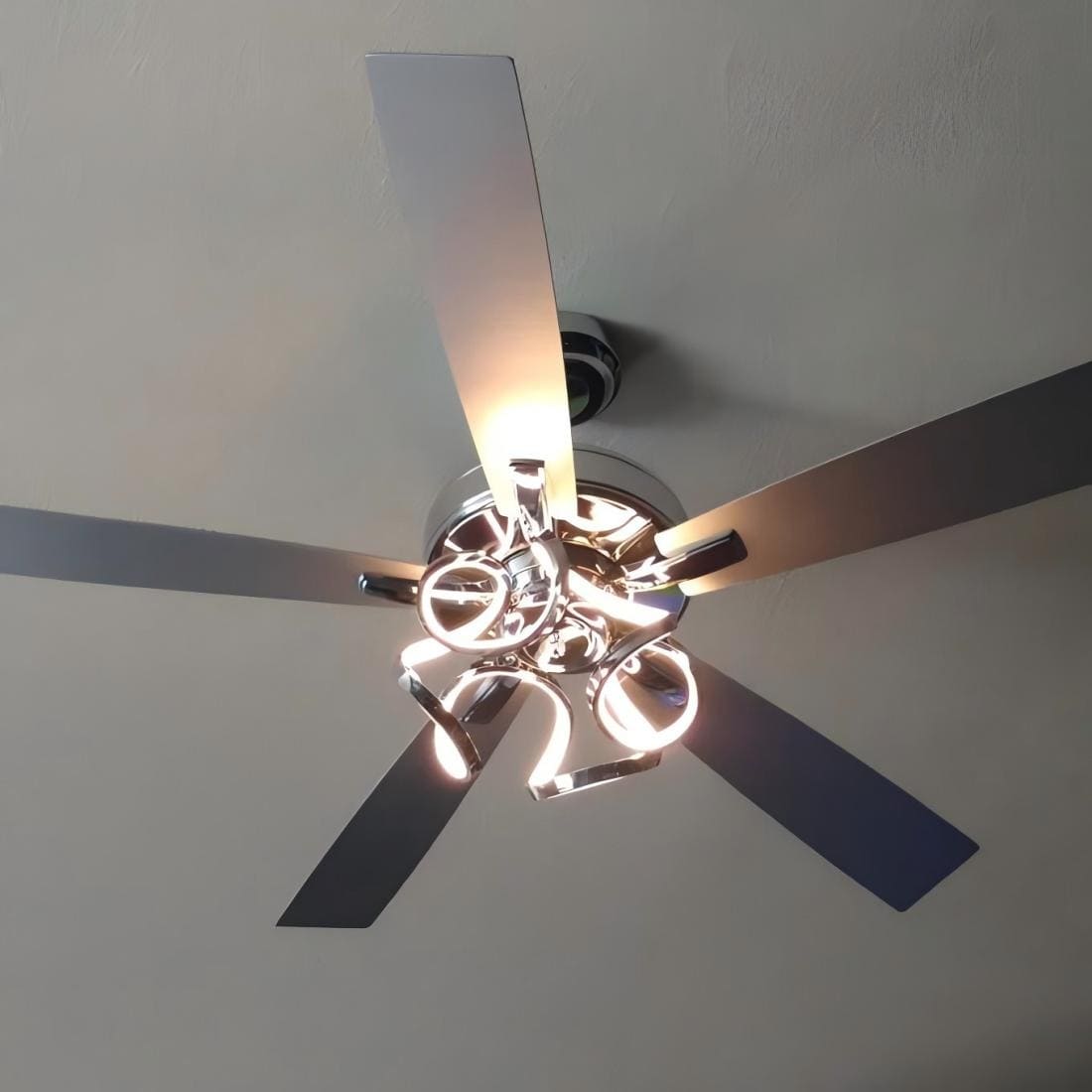 Ventilateur de plafond LED moderne d'intérieur chromé/noir à intensité variable avec lumière et télécommande